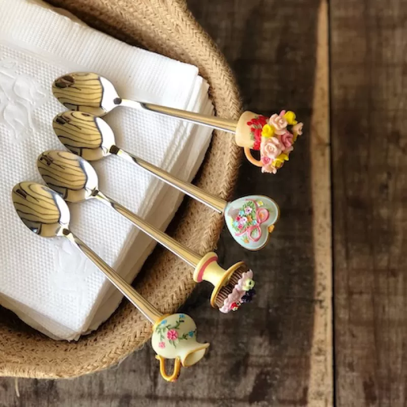 Infusores de té de acero inoxidable y resina pintada a mano.
