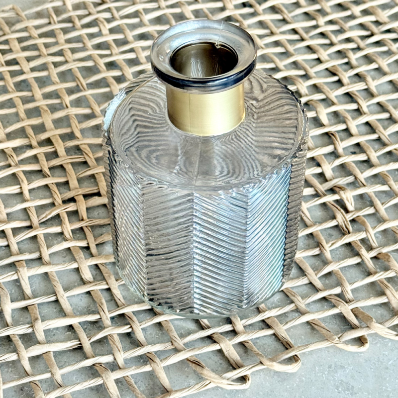 Florero/ Difusor Gris Líneas Oblicuas con anillo "Oro" - ZOROGR