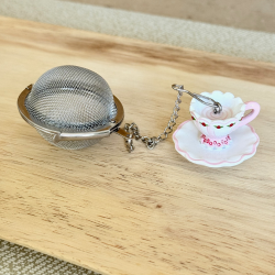 Infusores de té de acero inoxidable y resina pintada a mano.