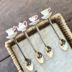 Infusores de té de acero inoxidable y resina pintada a mano.