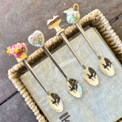 Infusores de té de acero inoxidable y resina pintada a mano.