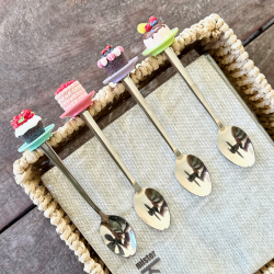 Infusores de té de acero inoxidable y resina pintada a mano.